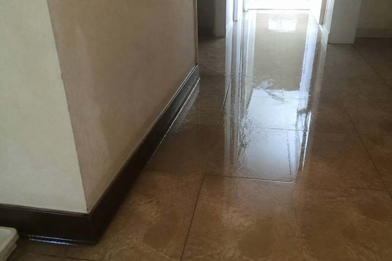 Corridoio allagato con acqua sul pavimento