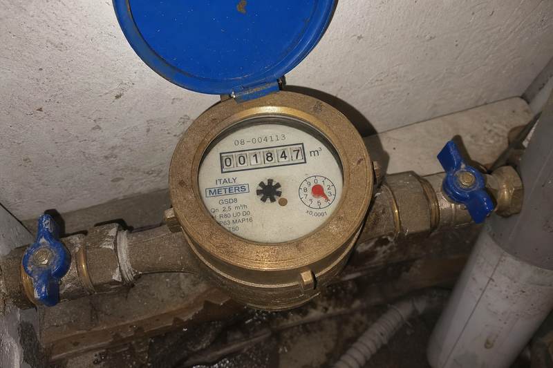 Contatore dell'acqua con valvole — controllo perdita