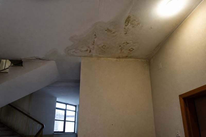 Macchia d'acqua sul soffitto in condominio