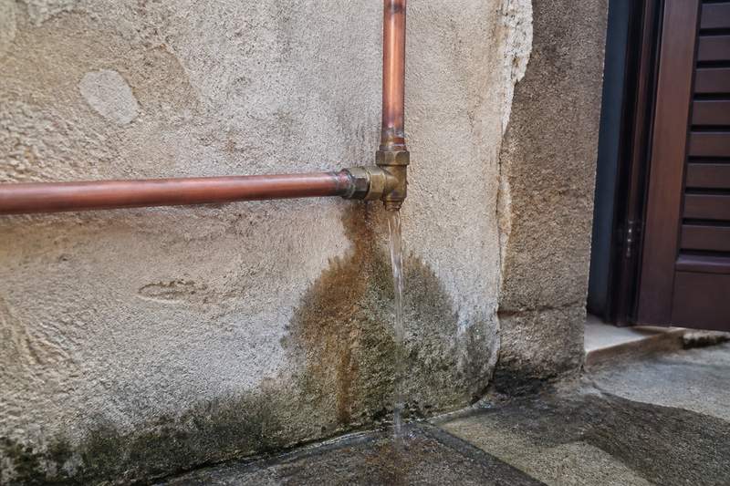 Tubo dell'acqua che perde sotto il lavello